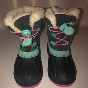 Girls size 10 thermolite snow boots.